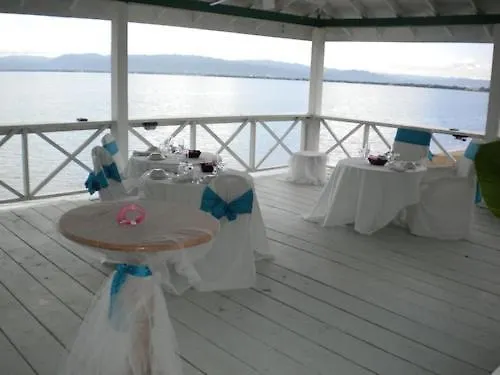 Hotel Indigo Beach Resort Black River